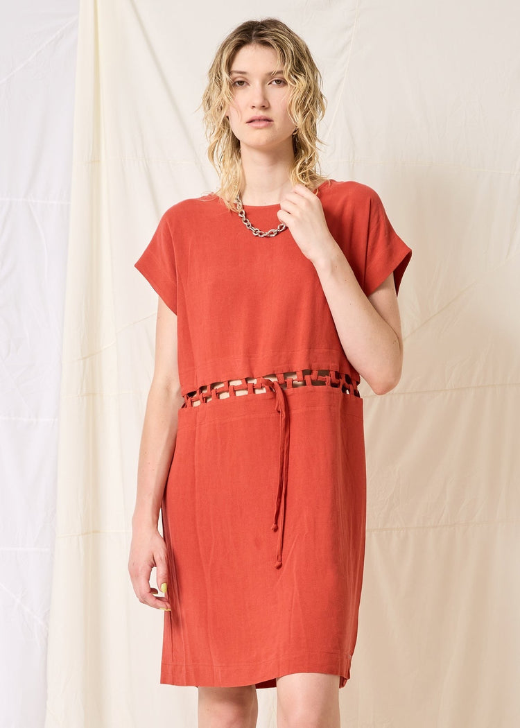 Robe ample orange ajouré à la taille avec un cordon de serrage. Robe chic cokluch