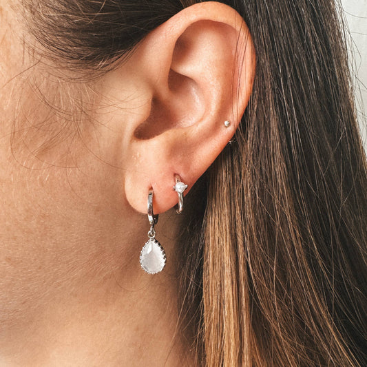 Dipa Crème Boucles d’oreilles dormeuses rhodium – Goutte en verre élégante