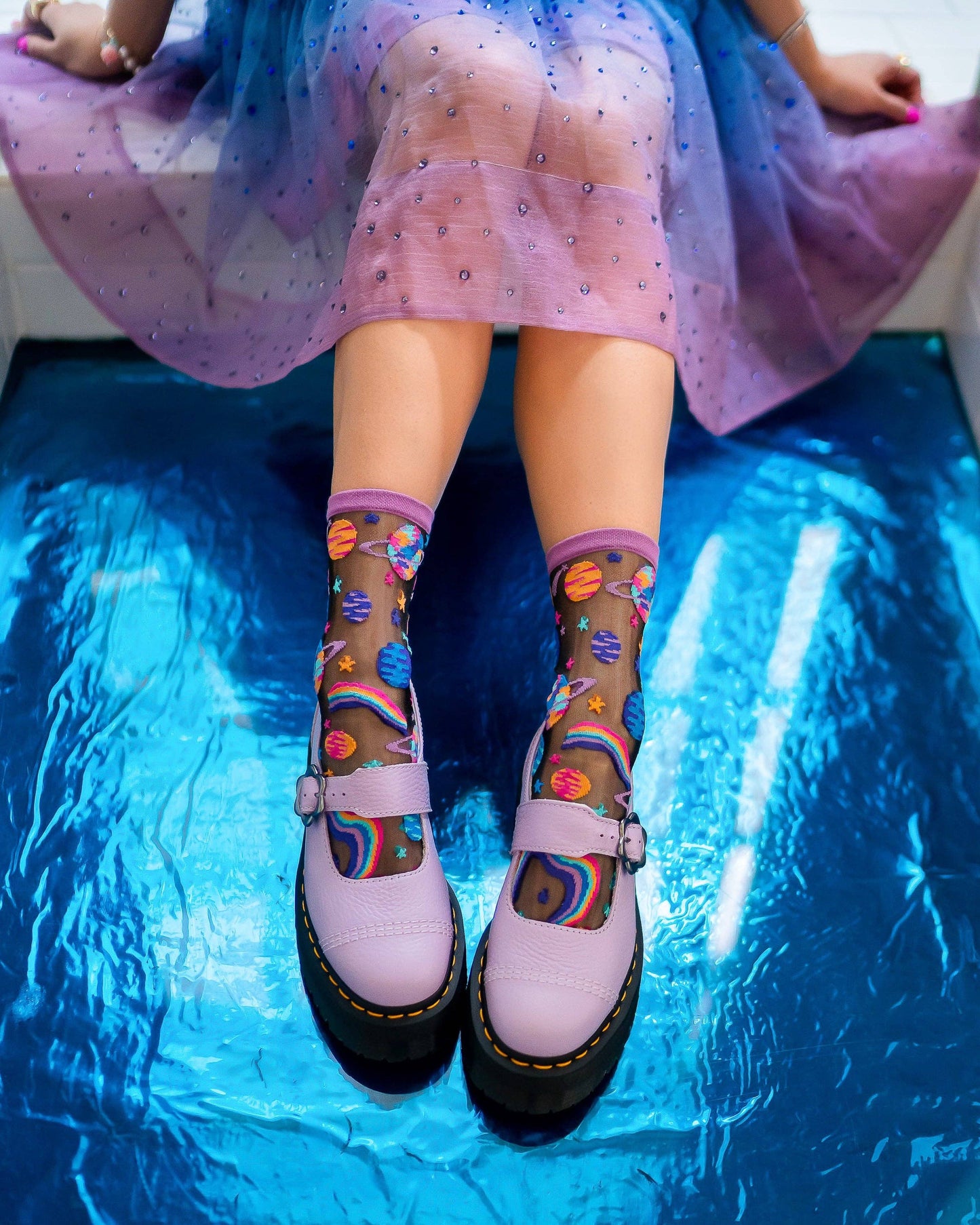 Chaussettes transparentes noires à motifs planètes pop art