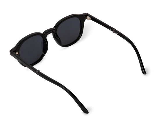 Gros plan sur les lunettes Nika noir. Détails de la monture pliable et verres polarisés.