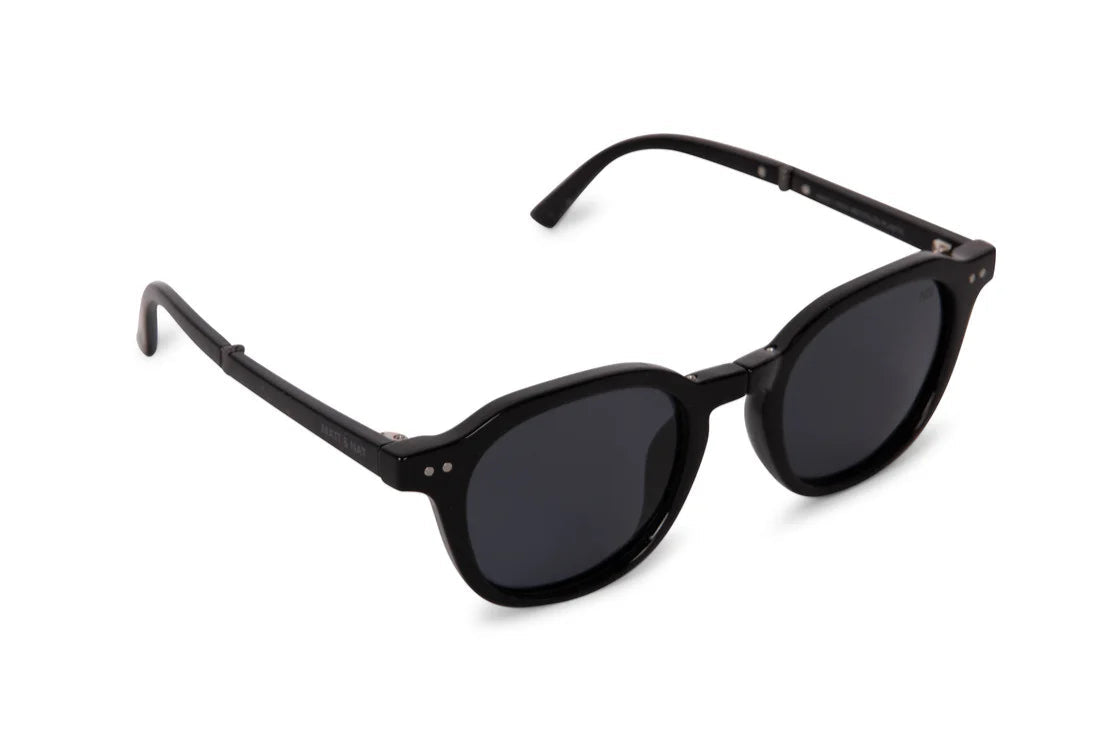 Monture noire vue latérale sur visage féminin. Lunettes unisexes stylées.