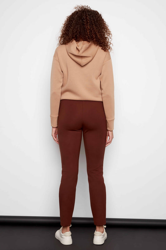 pantalon habillé à jambe étroite de couleur marrron en viscose. Taille élastique pour un confort zero effort. Vu de dos
