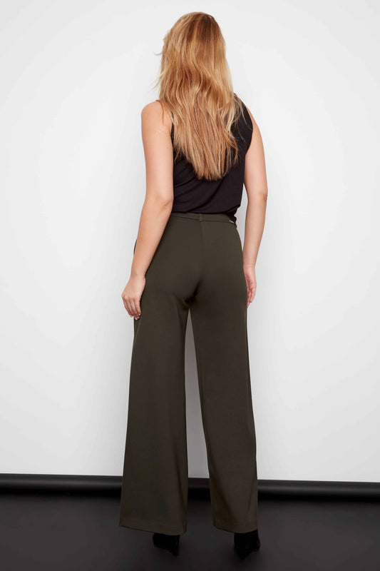 pantalon habillé à jambe large de couleur vert kaki en viscose. Taille élastique pour un confort zero effort. Vu de dos