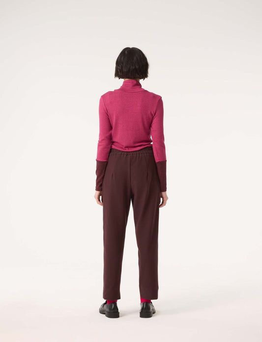 Pull col roulé rose avec manches contrasté, en jersey rayonne coton doux, coupe ajustée. Vu de dos