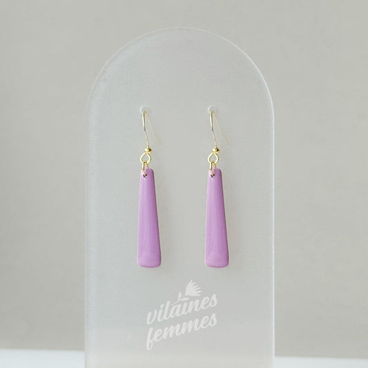 Boucles longues lilas pastel, design épuré et artisanal
