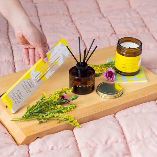 Chandelle Ambre & Jasmin allumée – ambiance florale et chaleureuse