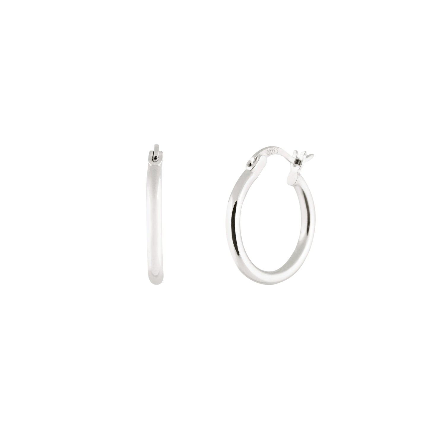 Paire de petits anneaux minimaliste en argent .925. L'arrière-plan est un fond blanc.