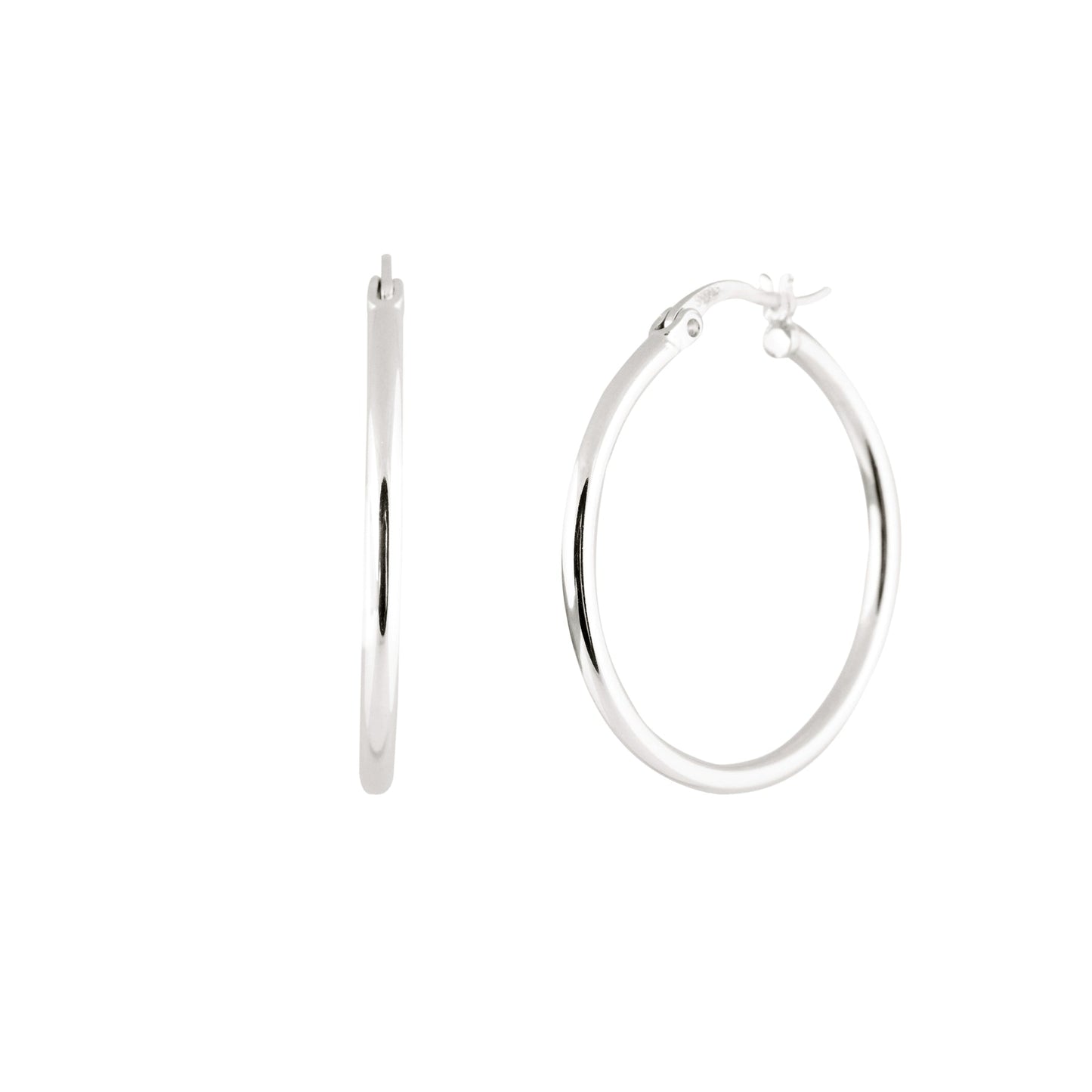 Paire d'anneaux minimalistes en argent .925. L'arrière-plan est un fond blanc.