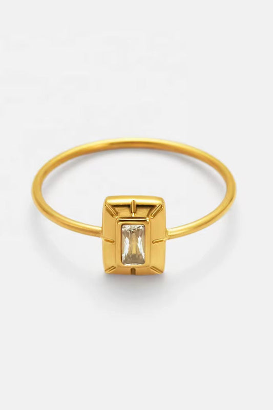 Bague Anya Or portée à la main – bague fine minimaliste avec pierre rectangulaire