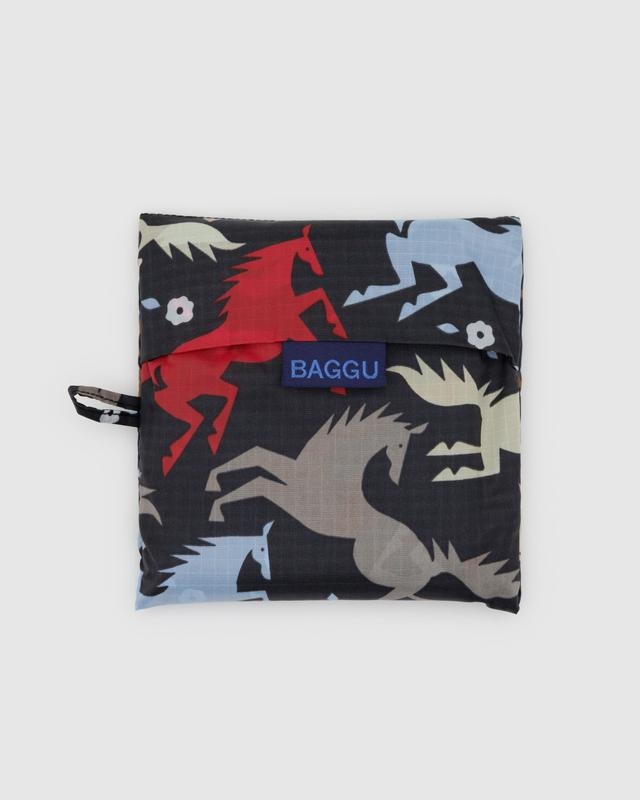Sac réutilisable Baggu plié dans sa pochette – motif chevaux western