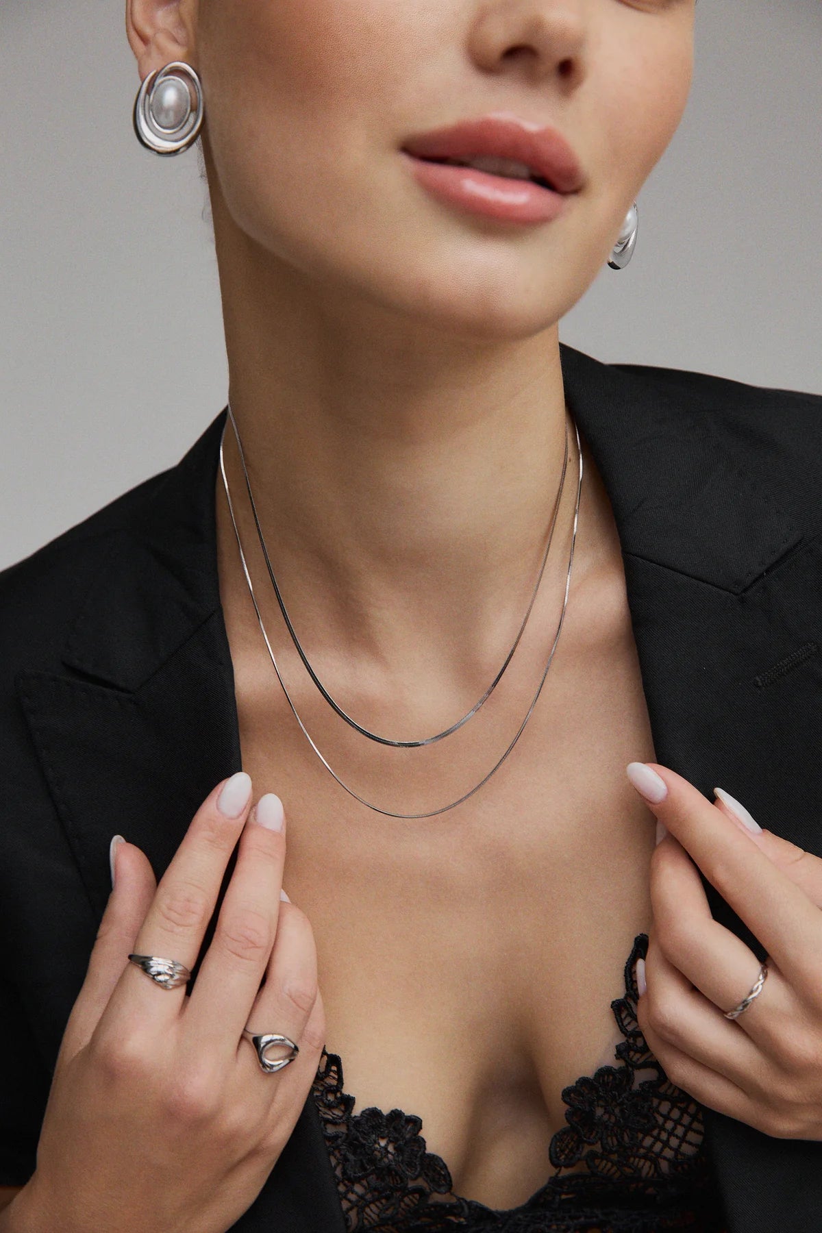 Bague Gia portée avec collier fin – alliance parfaite de bijoux minimalistes