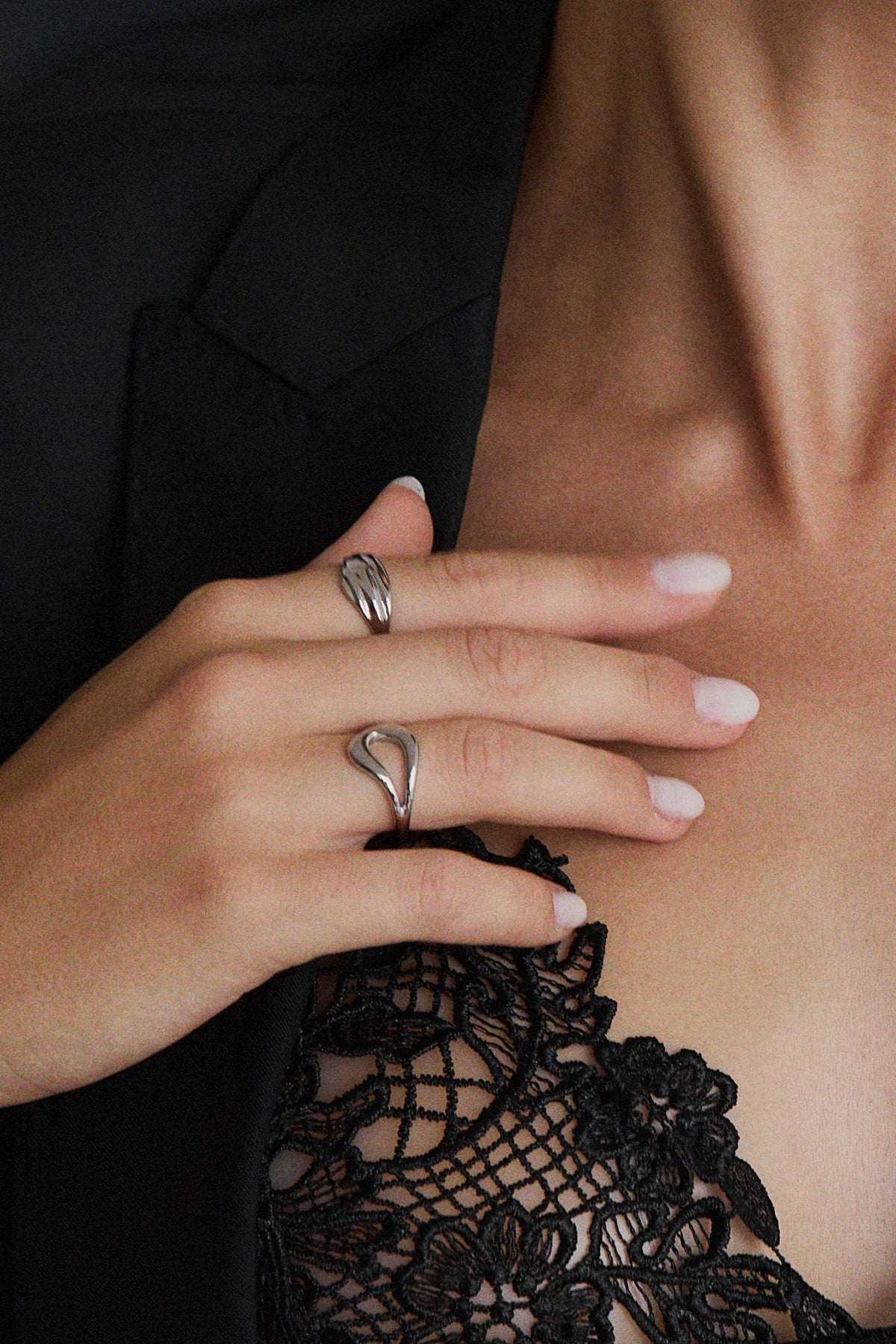 Zoom sur la bague Gia portée – forme fluide et argent poli
