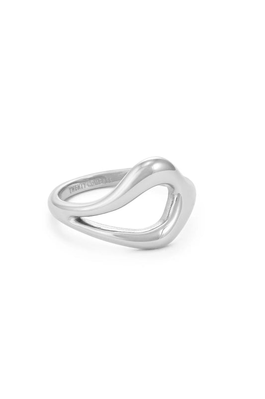 Vue studio de la bague Gia en argent – design creux aux lignes douces