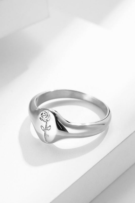 Bague chevalière argentée en acier inoxydable avec gravure fleur délicate – design minimaliste et élégant