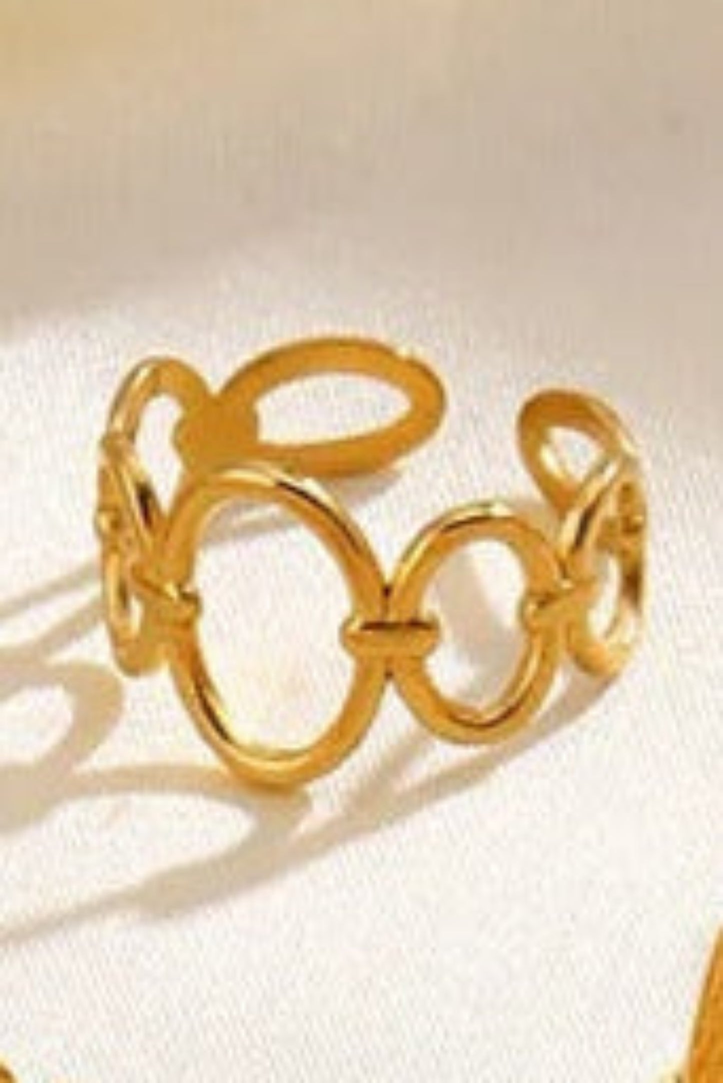 Bague ajourée dorée avec maillons ronds – look chic et moderne.