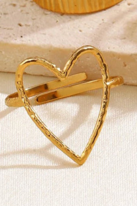 Bague dorée en forme de cœurs – bijou romantique et tendance.