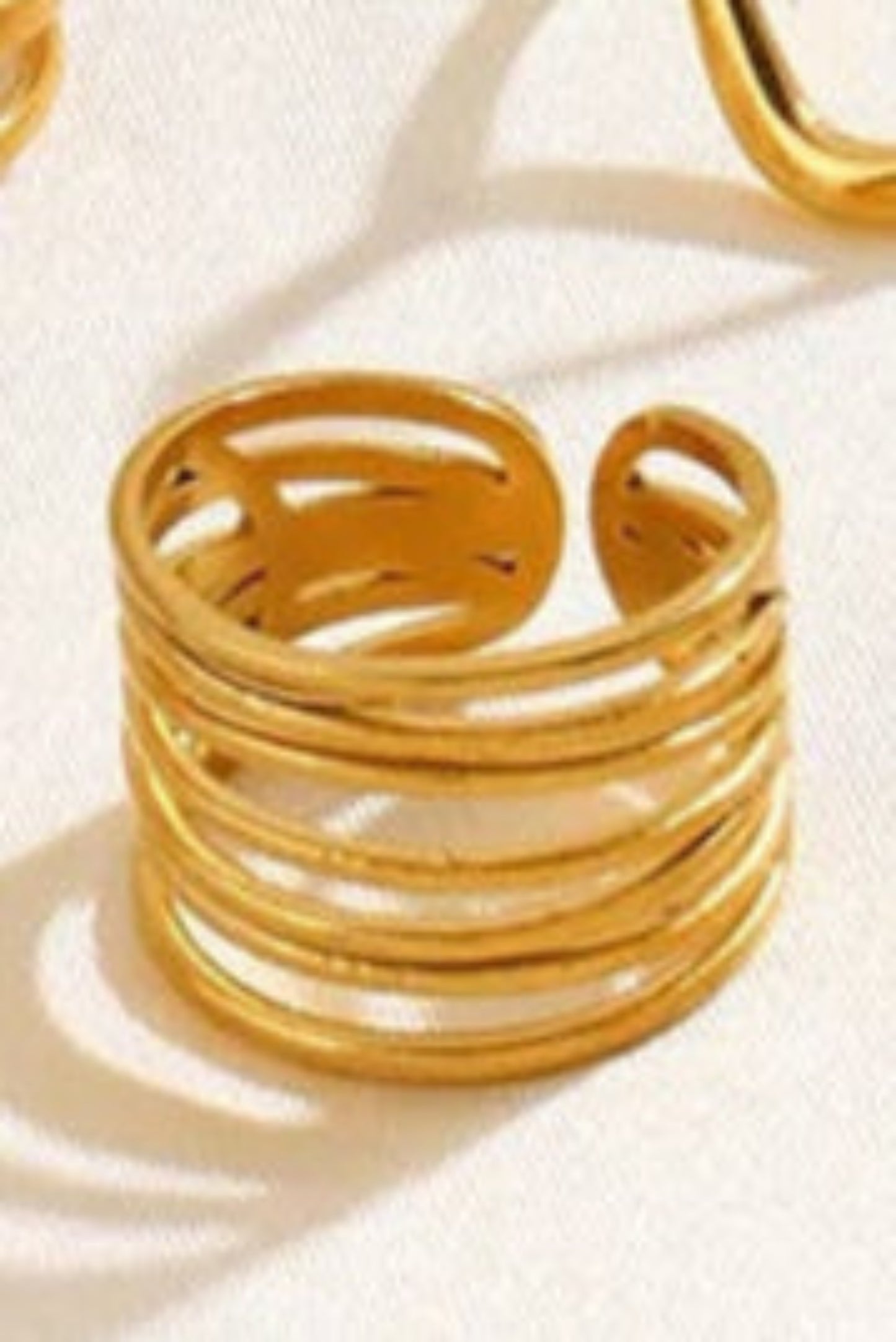 Bague dorée à multiples anneaux entrelacés – style contemporain ajustable.