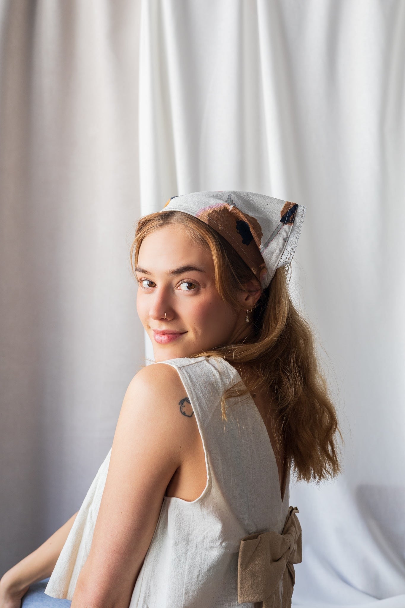 Bandana porté vu de face + détail élégant du motif floral