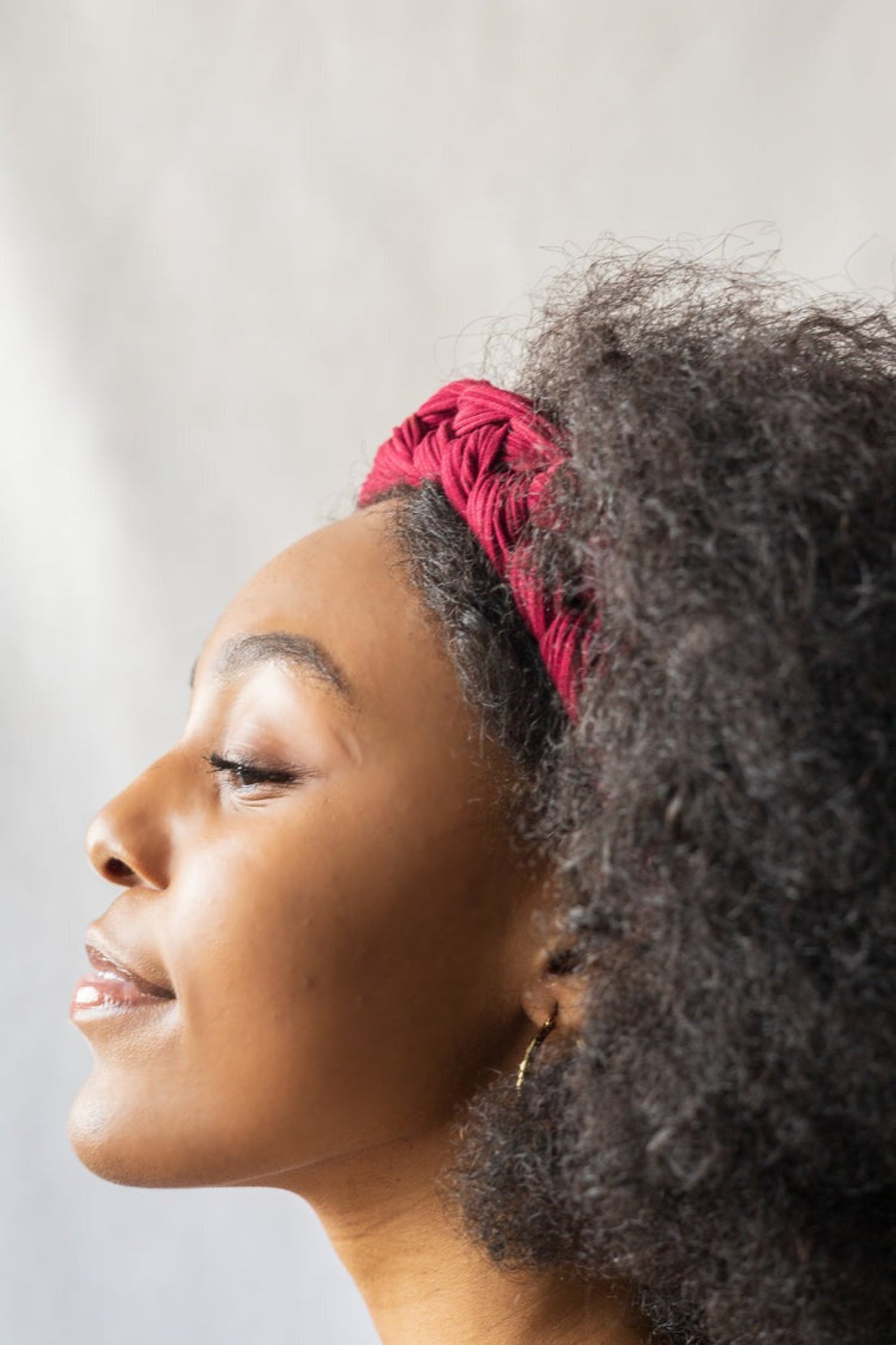 bandeau-tresse-modele-profil – Bandeau tressé porté sur cheveux bouclés