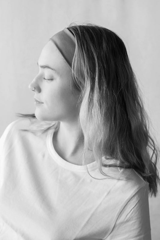 modèle portant le bandeau plat noir pour sport ou détente, look décontracté et fonctionnel