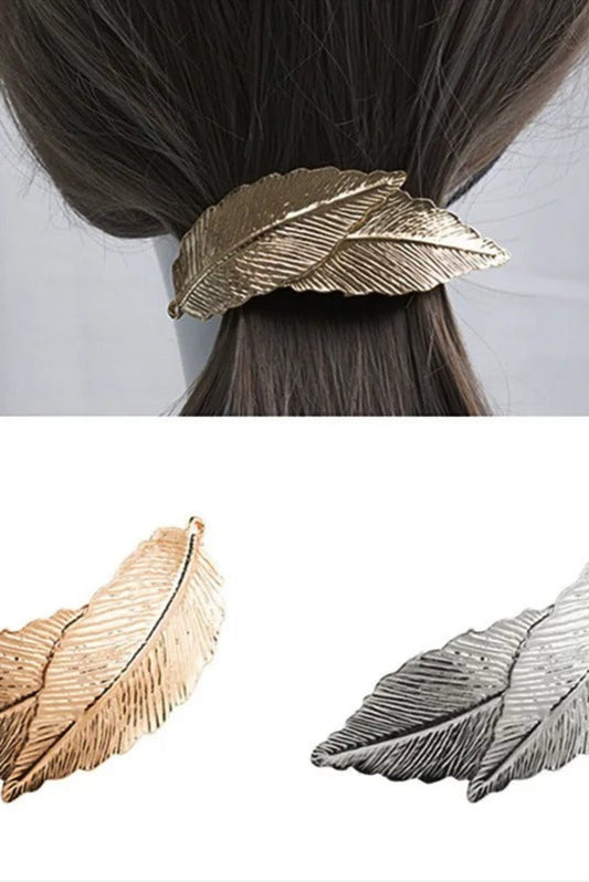 Barrette plume métallique Agathe dorée portée sur cheveux bruns – accessoire élégant