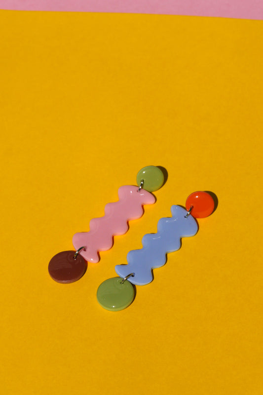 Paire de boucles d’oreilles en argile polymère multicolores avec forme ondulée – modèle fait main