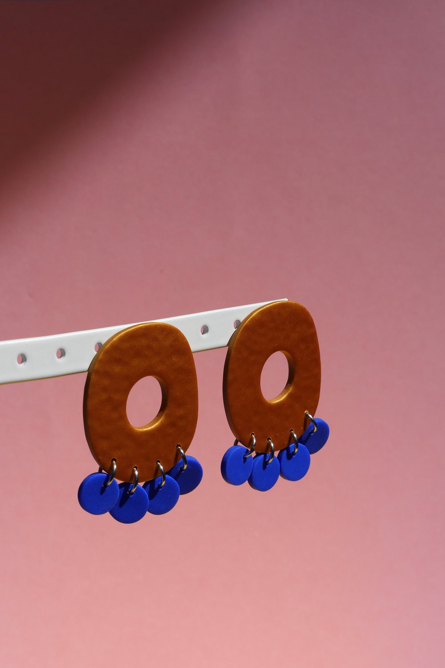 Paire de boucles d’oreilles en argile polymère or et bleu – style moderne et audacieux