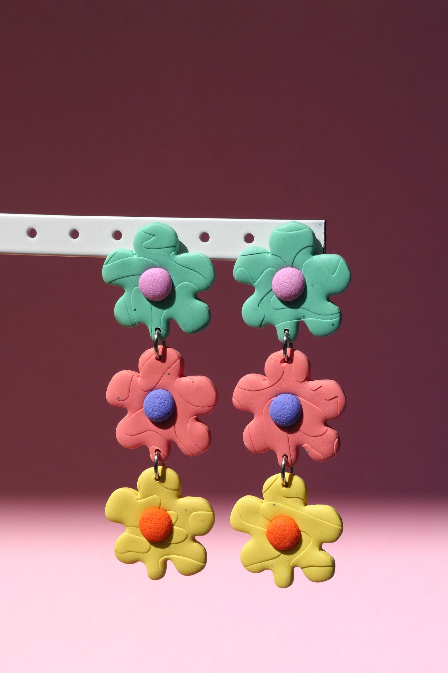 Boucles d’oreilles suspendues en argile polymère colorée – design floral unique