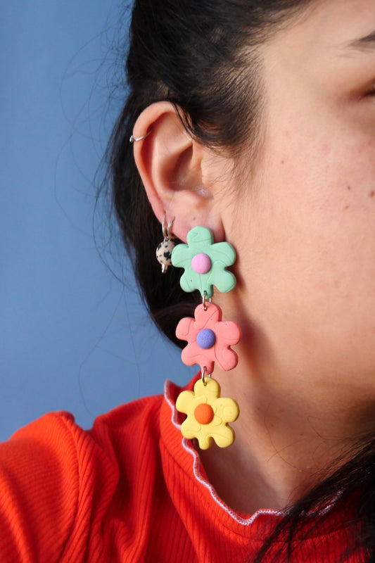 Boucles d’oreilles trio de fleurs multicolores portées – fabrication artisanale en argile polymère