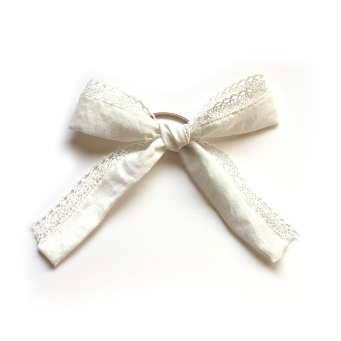 Boucle cheveux blanc lin avec dentelle romantique à plat.