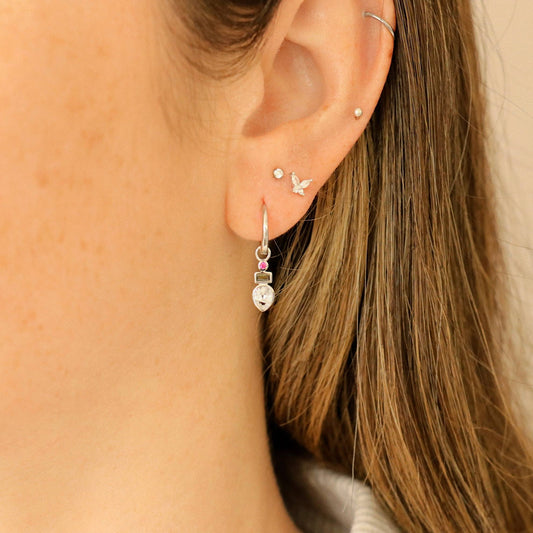 Boucle d’oreille avec pendentif en goutte portée – Créole en argent et zirconium