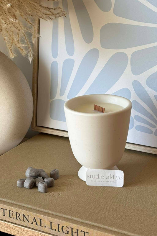 Bougie café du matin présentée avec sa pochette en tissu naturel, ambiance douce et cocooning.