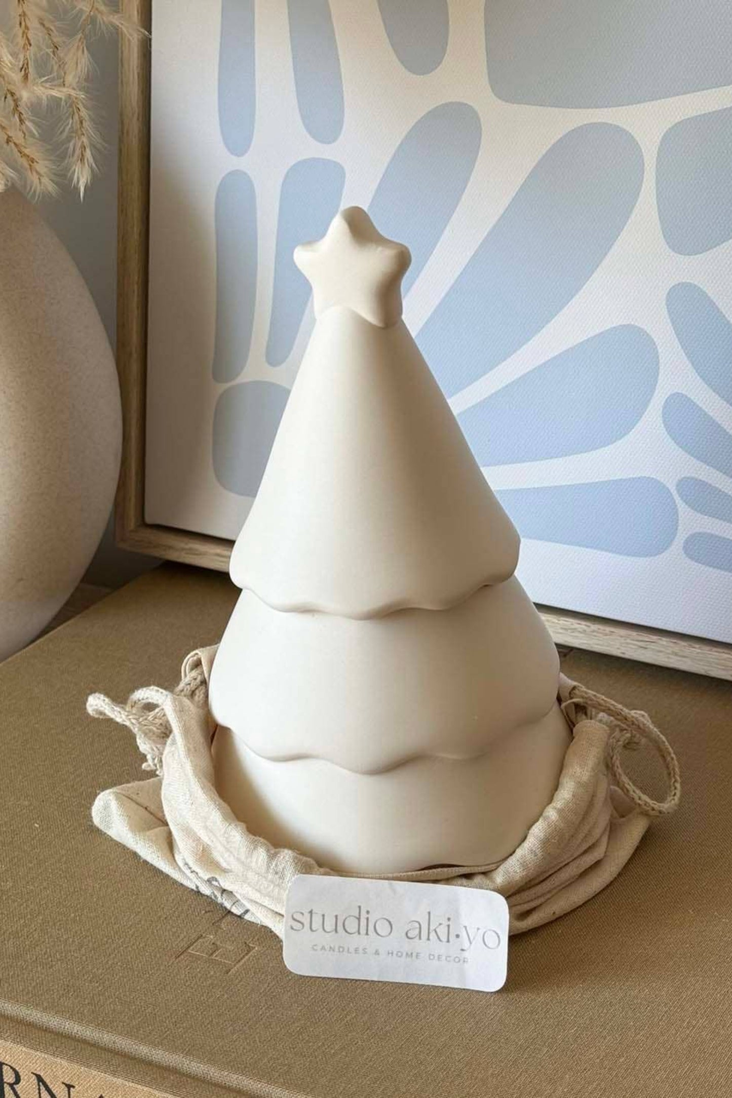 Bougie artisanale forêt enchantée en pot sculptural sapin blanc, couvercle à étoile.