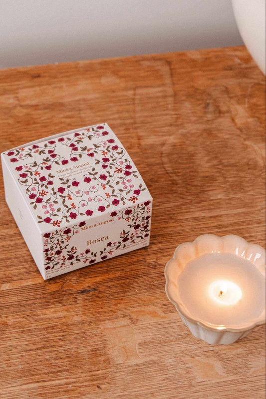 Bougie Rosea avec emballage décoratif – design floral délicat