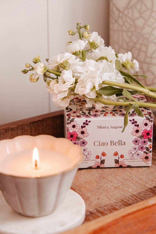 Bougie Ciao Bella en cire de soja devant son emballage fleuri, style élégant et décoratif