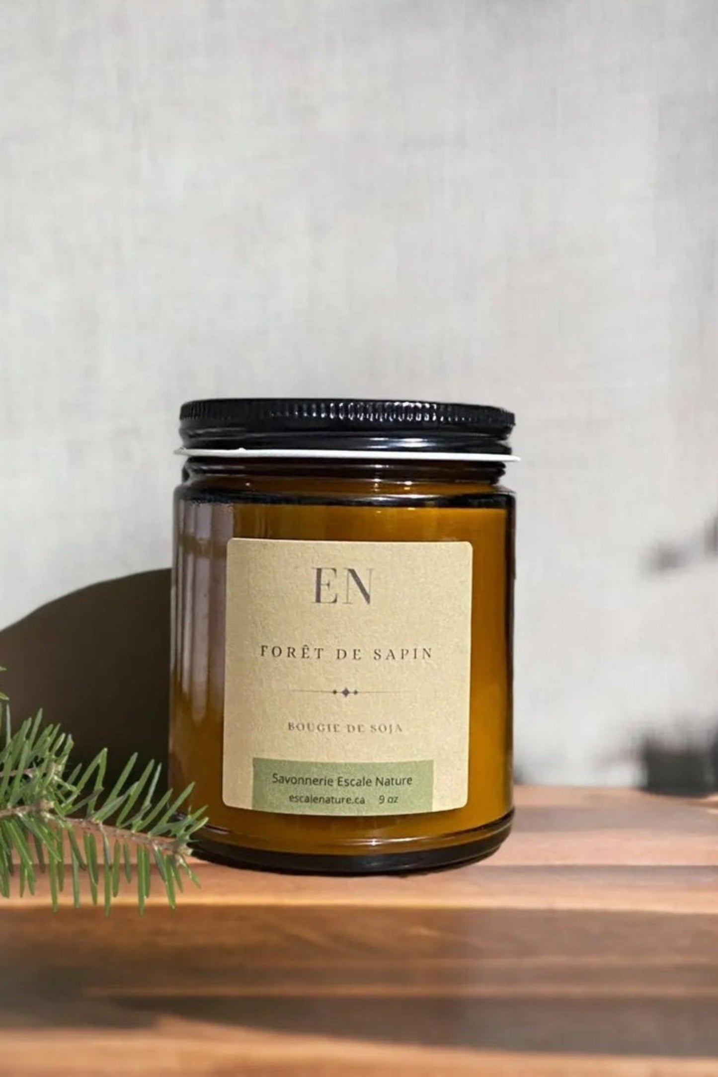 Bougie parfumée Forêt de Sapin en cire de soja vue de face • Contenant ambré et ambiance naturelle