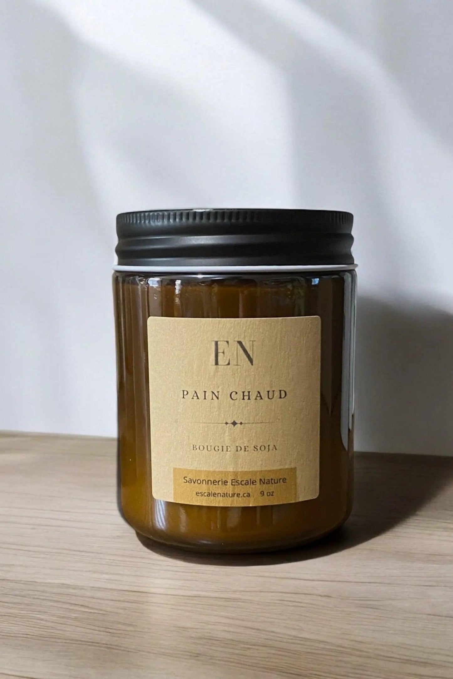 Bougie Pain Chaud en cire de soja vue de face • Pot ambré artisanal fabriqué au Québec