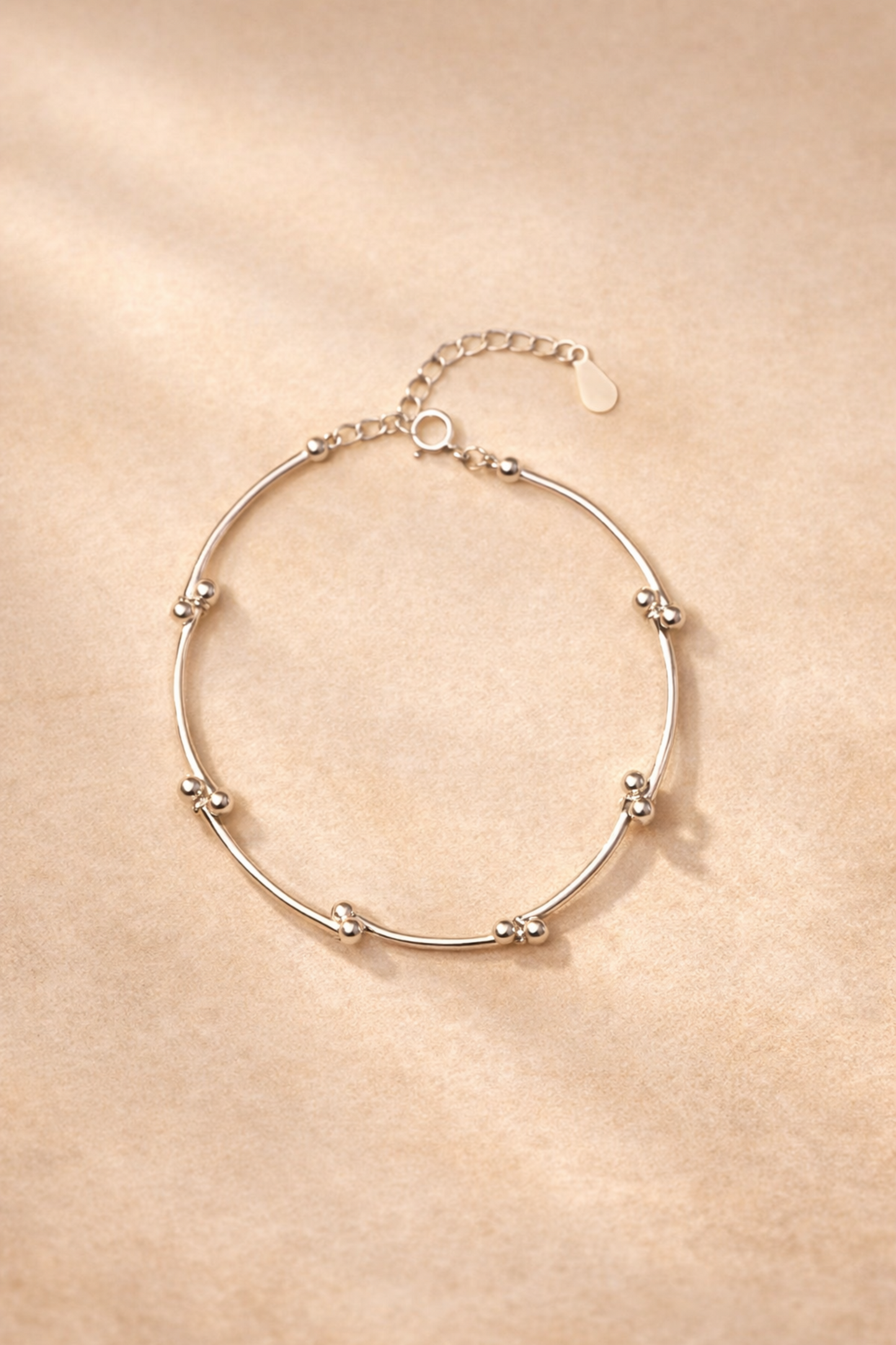 bracelet argent 925 fin avec petites billes sur fond blanc + design minimaliste