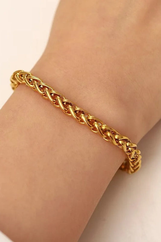 Bracelet Épis Or plaqué or 18k porté au poignet – maillons entremêlés au style élégant