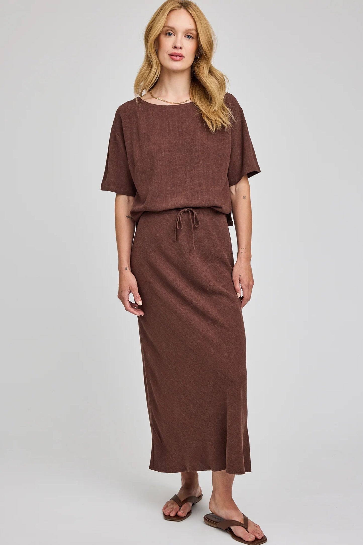 Jupe Britanny espresso portée avec un haut assorti pour un look monochrome chic et naturel.