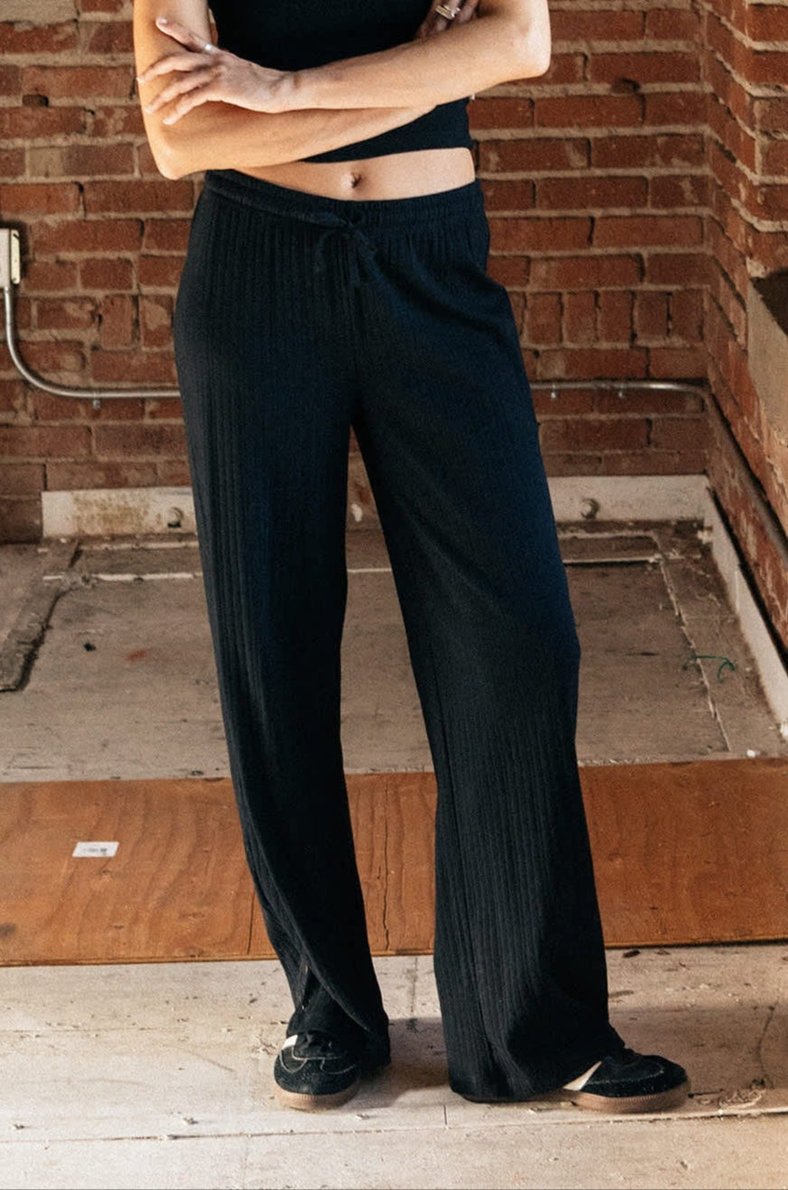 Tenue urbaine avec pantalon pointelle noir Brixton et casquette gavroche