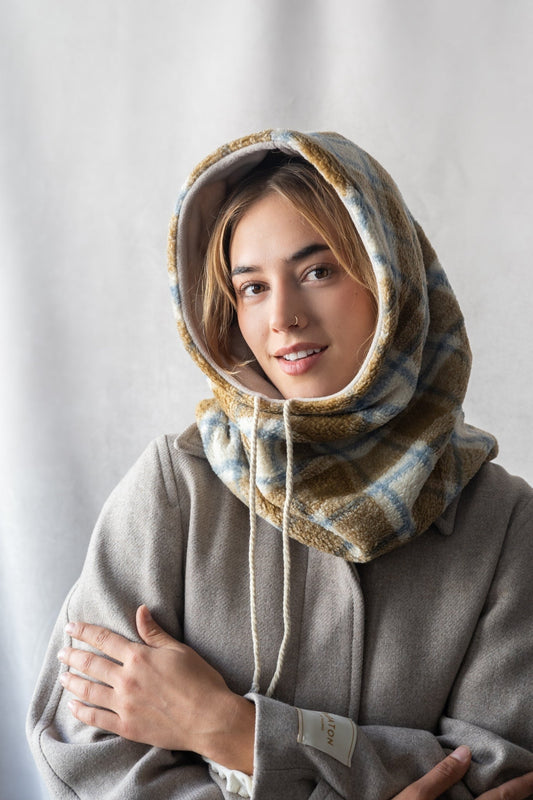 femme portant un col capuche réversible à carreaux molletonné