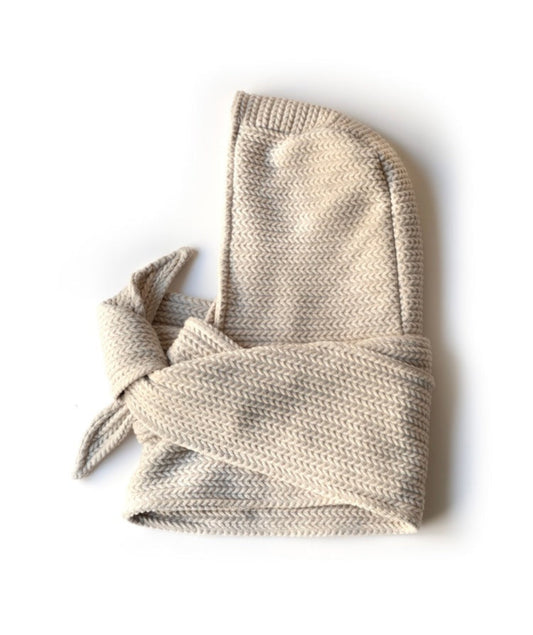 Capuche foulard beige en tricot souple présentée à plat sur fond blanc