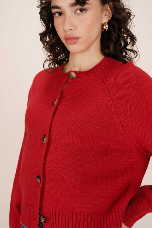 Gros plan du cardigan Sanders rouge - col rond et boutons effet écaille