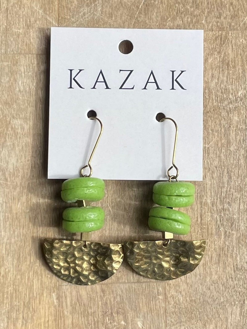Boucles d'oreilles pendantes faites de e billes vertes et d'un demi cercle en laiton martelé.