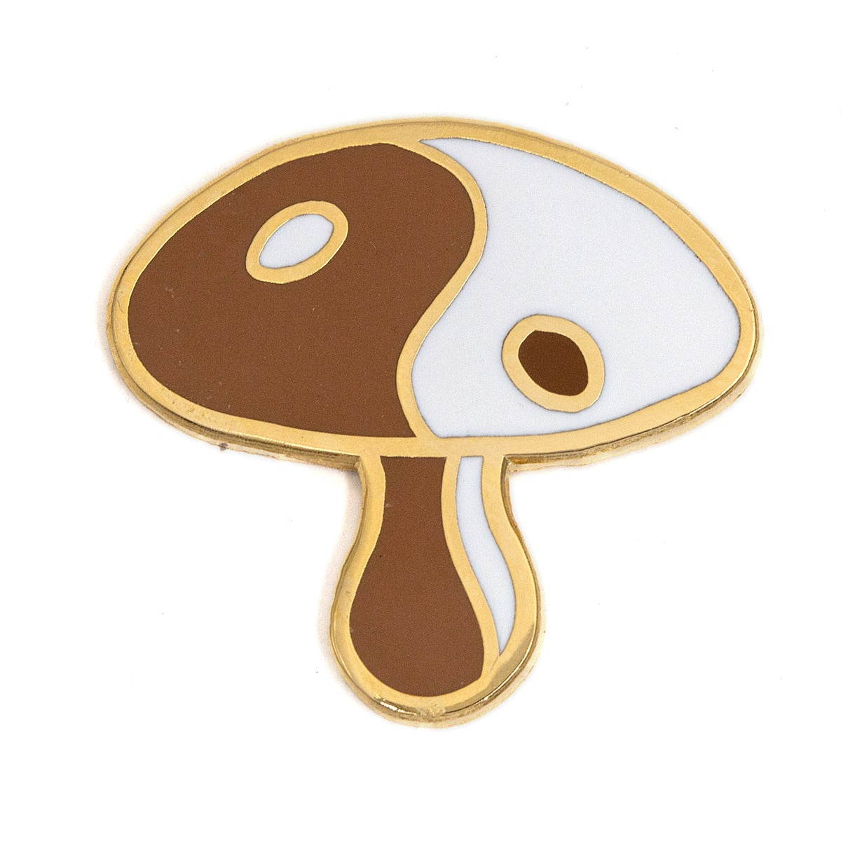 Épinglette en or avec émail coloré en forme de champignon. Ce champignon représente le ying et le yang en blanc et en brun. L’arrière-plan est un fond blanc.
