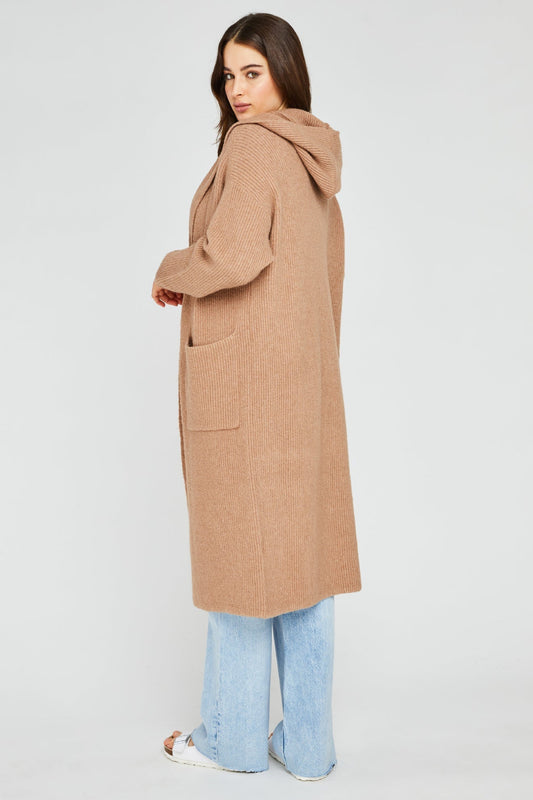 Cardigan long brun porte de profil + coupe surdimensionnee