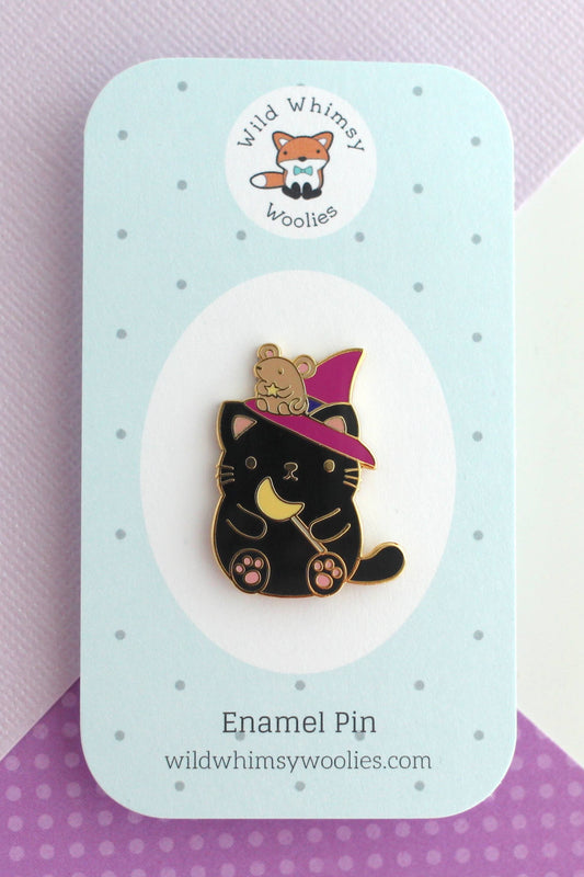 Épinglette chat sorcier sur carte de presentation – emaux dur