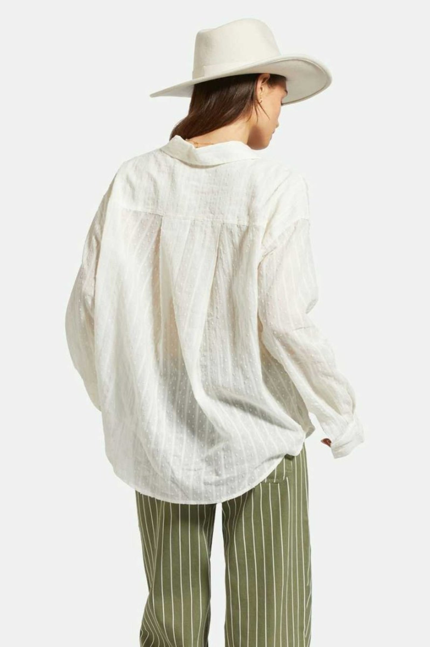Chemise blanche brodée vue de dos montrant la coupe fluide et decontractee