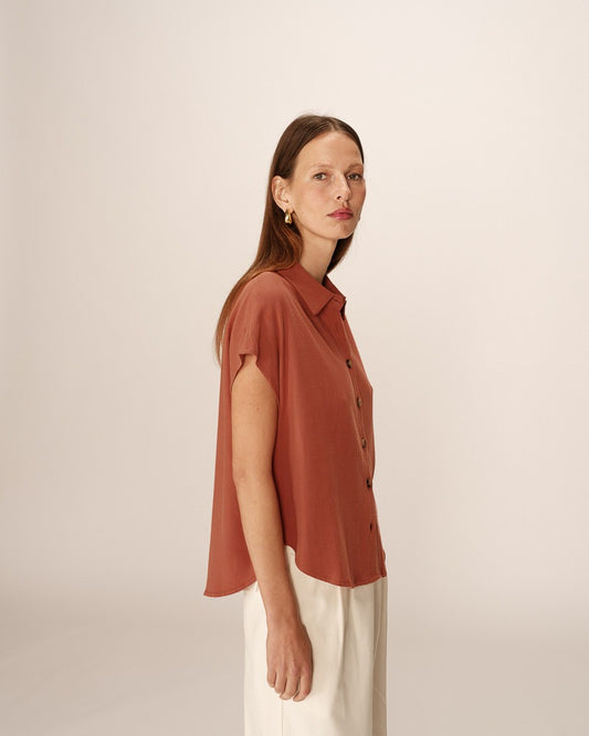Chemise terracotta portée vue de profil – Coupe fluide et tombé léger